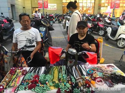鄭州二七區“溫暖之家” 地攤上的手工藝品，每一件都藏著一個故事