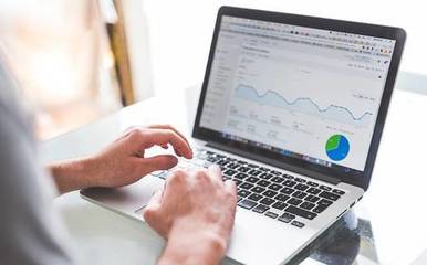 朗坤 數字時代的財經跨界探索者